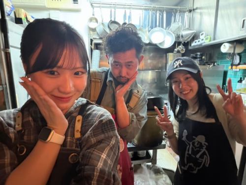 【감사】
지금부터 쉬는 분도 눈을 뜨는 분도 안녕하세요.
한밤중의 구겨진 삼촌으로 친숙한
주방 키이로 아베입니다.주름~
메뚜기 그대로 맞이한 연도말.
여기 키이로라도 스탭의 모무스와 스즈가
요 전날 무사히 졸업을 맞이했습니다.
모무는 대학 1학년부터 졸업까지 3년 반 노력해 주었습니다.
일하기 시작한 당초에는 가게도 아베도 체제도 갖추어지지 않았다.
벌레에는 많은 폐를 끼쳤다고 생각합니다.
그래도 그만두지 마라.
함께 에로가 될 때까지 악마의 조임 작업을 하거나
내리지 않는 이야기로 웃거나
매우 많은 시간을 키로로 보냈습니다.
많은 도움을 주셔서 감사합니다.
스즈는 1 년이라는 기간이었지만
여러 압박의 가운데 주위에 짜증나지 않도록
열심히 노력하고 엄청난 속도로 일을 기억하십시오.
줬어.
자신을 꽤 잘 표현할 수없는 서투른 주석이지만
항상 주위에 신경쓰고 있는 상냥한 놈인 것은 모두 알고 있었어.
많은 도움이되었습니다.감사합니다.
그리고 고객 여러분, 두 사람의 성장을 따뜻하게 지켜 주시기 바랍니다.
고마워요.
모든 직원과 고객, 주변 사람들에게 지원됩니다.
매일 영업 할 수있는 일을 씹고
더 좋은 시간을 보낼 수 있도록
한층 더 정진해 가기 때문에
내년도 잘 부탁드립니다 🙇♂️
kitchen kiiro
아베
#kitchenkiiro #카와구치 #비스트로 #나츄르 와인 #스탭 졸업