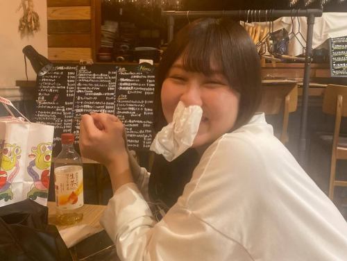 【감사】
지금부터 쉬는 분도 눈을 뜨는 분도 안녕하세요.
한밤중의 구겨진 삼촌으로 친숙한
주방 키이로 아베입니다.주름~
메뚜기 그대로 맞이한 연도말.
여기 키이로라도 스탭의 모무스와 스즈가
요 전날 무사히 졸업을 맞이했습니다.
모무는 대학 1학년부터 졸업까지 3년 반 노력해 주었습니다.
일하기 시작한 당초에는 가게도 아베도 체제도 갖추어지지 않았다.
벌레에는 많은 폐를 끼쳤다고 생각합니다.
그래도 그만두지 마라.
함께 에로가 될 때까지 악마의 조임 작업을 하거나
내리지 않는 이야기로 웃거나
매우 많은 시간을 키로로 보냈습니다.
많은 도움을 주셔서 감사합니다.
스즈는 1 년이라는 기간이었지만
여러 압박의 가운데 주위에 짜증나지 않도록
열심히 노력하고 엄청난 속도로 일을 기억하십시오.
줬어.
자신을 꽤 잘 표현할 수없는 서투른 주석이지만
항상 주위에 신경쓰고 있는 상냥한 놈인 것은 모두 알고 있었어.
많은 도움이되었습니다.감사합니다.
그리고 고객 여러분, 두 사람의 성장을 따뜻하게 지켜 주시기 바랍니다.
고마워요.
모든 직원과 고객, 주변 사람들에게 지원됩니다.
매일 영업 할 수있는 일을 씹고
더 좋은 시간을 보낼 수 있도록
한층 더 정진해 가기 때문에
내년도 잘 부탁드립니다 🙇♂️
kitchen kiiro
아베
#kitchenkiiro #카와구치 #비스트로 #나츄르 와인 #스탭 졸업