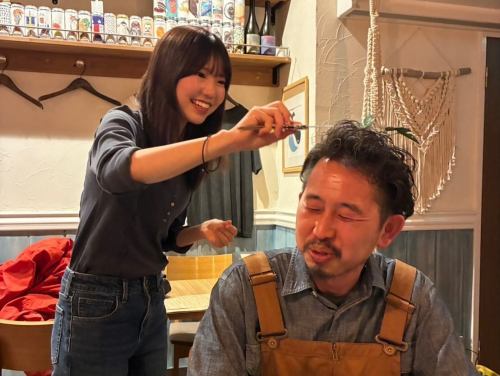 【감사】
지금부터 쉬는 분도 눈을 뜨는 분도 안녕하세요.
한밤중의 구겨진 삼촌으로 친숙한
주방 키이로 아베입니다.주름~
메뚜기 그대로 맞이한 연도말.
여기 키이로라도 스탭의 모무스와 스즈가
요 전날 무사히 졸업을 맞이했습니다.
모무는 대학 1학년부터 졸업까지 3년 반 노력해 주었습니다.
일하기 시작한 당초에는 가게도 아베도 체제도 갖추어지지 않았다.
벌레에는 많은 폐를 끼쳤다고 생각합니다.
그래도 그만두지 마라.
함께 에로가 될 때까지 악마의 조임 작업을 하거나
내리지 않는 이야기로 웃거나
매우 많은 시간을 키로로 보냈습니다.
많은 도움을 주셔서 감사합니다.
스즈는 1 년이라는 기간이었지만
여러 압박의 가운데 주위에 짜증나지 않도록
열심히 노력하고 엄청난 속도로 일을 기억하십시오.
줬어.
자신을 꽤 잘 표현할 수없는 서투른 주석이지만
항상 주위에 신경쓰고 있는 상냥한 놈인 것은 모두 알고 있었어.
많은 도움이되었습니다.감사합니다.
그리고 고객 여러분, 두 사람의 성장을 따뜻하게 지켜 주시기 바랍니다.
고마워요.
모든 직원과 고객, 주변 사람들에게 지원됩니다.
매일 영업 할 수있는 일을 씹고
더 좋은 시간을 보낼 수 있도록
한층 더 정진해 가기 때문에
내년도 잘 부탁드립니다 🙇♂️
kitchen kiiro
아베
#kitchenkiiro #카와구치 #비스트로 #나츄르 와인 #스탭 졸업