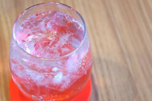 2/24(Tue)
"Beauty"
It has been pursued by people since ancient times, and continues to change shape even now.
Continuing to run a marathon with no finish line in sight
One of our eternal themes.
Good morning.An old man who loved beauty but was not loved by beauty
This is Abe from Kitchen Yellow.
Do you like beautiful things?
The beauty of nature, the beauty of painting, the beauty of the heart and the beauty of tears
There are many beautiful things in this world
What I would like to advocate today is the beauty of buddies.
It's Buddy.A buddy with a nice body.
As a restaurant, we want to pursue
Buddy's beauty.
We would like to thank all our customers who came to Kiiro for becoming even more beautiful.
I want you to go home.
That's the thought behind it.
Fresh fruit, vinegar and spices
Pickled Fruit Vinegar Series 🍎
It's called "Beautiful Body Sour🏄♀️"
The strong belief that sour things are good for the body
A new drink was born.
Sweet and a little sour.Currently it is grapes, but this changes depending on the season.Non-alcoholic drinks are also OK 🙆♂️
Be beautiful from the inside out
Women are even more beautiful
Older men are aiming for a curvy figure
I hope you will have a beautiful body.
I don't know about the effect on beauty, but please give it a try ☺️
Thank you for your continued support today 😊❗️
#kitchenkiiro #naturalwine #bistro #Kawaguchi #restaurant