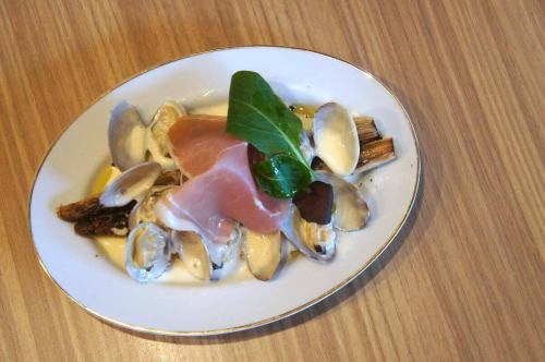 4月10日，星期五

早上好。
他凭借《失眠之夜都是亚伯的错》一书取得了百万销量的成功。
我做了一个梦。
那个晚上睡得像死猪一样的男人，是个熟面孔。
我是来自 Kitchen Yellow 的 Abe。

今天风很大，可能是因为春天的第一阵微风之类的原因吧。
大家最近怎么样？

你们当中有些人从今年春天就开始工作了。
或许是你，今年春天搬到了东京。
对于那些刚刚完成财务结算的人来说

让我们一起享受季节更迭的美好时光吧🌸

在 Kiiro，我们一直在增加越来越多的春季菜单菜品。
请务必查看一下✏️

今天
“烤白芦笋配蛤蜊和意大利熏火腿奶油酱🐚”现已加入菜单🆕

应季白芦笋烤至脆嫩多汁。
浓郁的奶油酱汁，饱含蛤蜊和意大利熏火腿的美味。
最后挤上几滴柠檬汁，这道春日葡萄酒的佐餐就完美了🥂

白芦笋，每年只有很短的时间可以买到。
请借此机会试一试！😋

今天是星期五！
我们期待您今天的光临！😊❗️

#kitchenkiiro #小酒馆 #餐厅 #川口 #天然葡萄酒