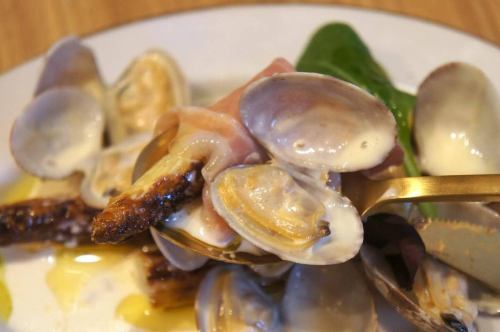 4月10日，星期五

早上好。
他凭借《失眠之夜都是亚伯的错》一书取得了百万销量的成功。
我做了一个梦。
那个晚上睡得像死猪一样的男人，是个熟面孔。
我是来自 Kitchen Yellow 的 Abe。

今天风很大，可能是因为春天的第一阵微风之类的原因吧。
大家最近怎么样？

你们当中有些人从今年春天就开始工作了。
或许是你，今年春天搬到了东京。
对于那些刚刚完成财务结算的人来说

让我们一起享受季节更迭的美好时光吧🌸

在 Kiiro，我们一直在增加越来越多的春季菜单菜品。
请务必查看一下✏️

今天
“烤白芦笋配蛤蜊和意大利熏火腿奶油酱🐚”现已加入菜单🆕

应季白芦笋烤至脆嫩多汁。
浓郁的奶油酱汁，饱含蛤蜊和意大利熏火腿的美味。
最后挤上几滴柠檬汁，这道春日葡萄酒的佐餐就完美了🥂

白芦笋，每年只有很短的时间可以买到。
请借此机会试一试！😋

今天是星期五！
我们期待您今天的光临！😊❗️

#kitchenkiiro #小酒馆 #餐厅 #川口 #天然葡萄酒