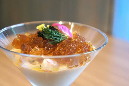 4月7日（星期二）

让我们一起寻找美好的事物吧！
早上好。
我最喜欢的广告是佐藤无仙和Shady's沙拉屋的广告。
我是来自 Kitchen Yellow 的 Abe。

樱花开始盛开，天气也渐渐暖和起来。
我一直忙于孩子们的毕业典礼和入学仪式。
不知不觉，已经是四月了。

我们现在正进入这样一个季节。
希望你们一切都好。

我相信你们当中很多人都患有花粉过敏症。
在这个忙碌的季节，送给你那位因日常生活忙碌而疲惫不堪的朋友。
请给他们一点时间放松。

在Kiiro，我们已经结束了三月底的Mikkimiki菜单，现在我们推出了新的春季菜单菜品。
新酒一款接一款地到货。
请务必去看看🕵️‍♂️

以下是今天的菜单。
“海鲜和新洋葱慕斯，上面放有鱼子酱🍸”

用新鲜洋葱制成的慕斯，其甜味被精心激发出来。
上面放有扇贝和甜虾鞑靼
上面还放着龙虾清汤冻。
最后淋上少许鱼子酱。

我想配上一杯清爽冰镇的白葡萄酒。
春季开胃菜完成啦！🌸

一道融合了新鲜洋葱的甜味和海鲜的鲜美滋味的菜肴。
请试试吧！🤤

欢迎预订迎新派对和私人活动场地！🙆‍♂️

我们期待今天见到您！
我们期待见到你！😊❗️

#kitchenkiiro #Kawaguchi #bistro #restaurant #naturalwine