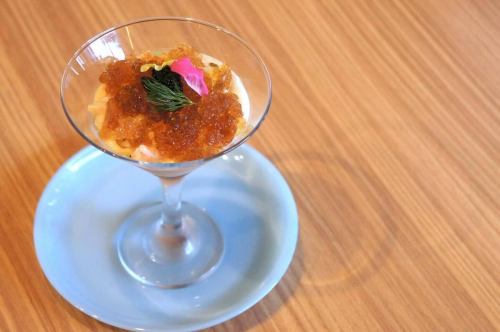 4月7日（星期二）

让我们一起寻找美好的事物吧！
早上好。
我最喜欢的广告是佐藤无仙和Shady's沙拉屋的广告。
我是来自 Kitchen Yellow 的 Abe。

樱花开始盛开，天气也渐渐暖和起来。
我一直忙于孩子们的毕业典礼和入学仪式。
不知不觉，已经是四月了。

我们现在正进入这样一个季节。
希望你们一切都好。

我相信你们当中很多人都患有花粉过敏症。
在这个忙碌的季节，送给你那位因日常生活忙碌而疲惫不堪的朋友。
请给他们一点时间放松。

在Kiiro，我们已经结束了三月底的Mikkimiki菜单，现在我们推出了新的春季菜单菜品。
新酒一款接一款地到货。
请务必去看看🕵️‍♂️

以下是今天的菜单。
“海鲜和新洋葱慕斯，上面放有鱼子酱🍸”

用新鲜洋葱制成的慕斯，其甜味被精心激发出来。
上面放有扇贝和甜虾鞑靼
上面还放着龙虾清汤冻。
最后淋上少许鱼子酱。

我想配上一杯清爽冰镇的白葡萄酒。
春季开胃菜完成啦！🌸

一道融合了新鲜洋葱的甜味和海鲜的鲜美滋味的菜肴。
请试试吧！🤤

欢迎预订迎新派对和私人活动场地！🙆‍♂️

我们期待今天见到您！
我们期待见到你！😊❗️

#kitchenkiiro #Kawaguchi #bistro #restaurant #naturalwine