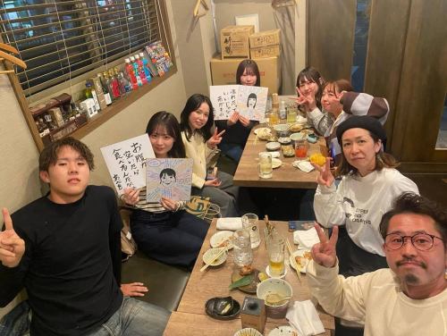 [谢谢]

祝所有即将入睡或刚刚醒来的人们晚上好。
午夜时分满是皱纹的老人
我是来自 Kitchen Yellow 的 Abe。皱巴巴的~

财政年度结束之际，各项工作都异常繁忙。
在Kiiro这里，工作人员也会给Osuzu按摩。
我前几天顺利毕业了。

从我大学一年级到毕业，妈妈辛勤工作了三年半。
我刚开始在那里工作的时候，无论是商店还是阿部，都没有建立起一套完善的系统。
我觉得我给妈妈添了很多麻烦。

但他们仍然没有放弃。
我们一起工作到筋疲力尽，为恶魔们做最后的润色。
我们一起为一些傻事哈哈大笑。
她大部分时间都穿着黄色衣服。
非常感谢您的帮助。

大铃的任期只有一年。
在各种压力下，我尽量不给身边的人带来麻烦。
他工作非常努力，以惊人的速度掌握了这份工作。
他们把它给了我。
阿铃很笨拙，不善于表达自己，但是
大家都知道他是个善良的人，总是关心身边的人。
我得到了很多帮助。谢谢。

感谢所有顾客在我们两家公司成长过程中给予的热情支持。
非常感谢。

我得到了所有员工、顾客和周围人的支持。
我很感激我们能够每天正常运营。
为了让您玩得更开心
我会更加努力。
感谢您明年继续支持我们。🙇‍♂️

kitchen kiiro
安倍

#kitchenkiiro #Kawaguchi #bistro #naturalwine #staffgraduation