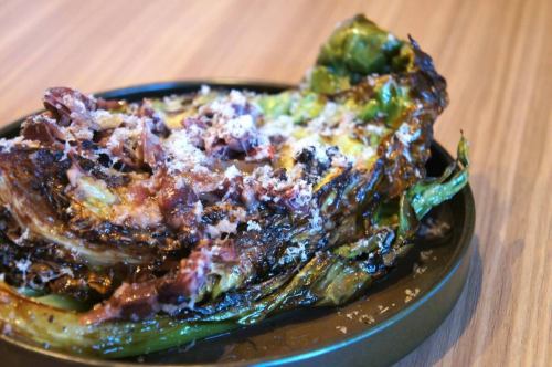 3/7（周六）

早上好。
这位是 Kitchen Yellow 的 Abe，你一定很熟悉他，他就是年底的那个人。

春天是我们翘首以盼的季节。
你们都好吗？

三月是离别的季节。
在 Kiiro，我们正在珍惜与即将毕业的员工们共度的美好时光。
安倍到处乱跑。
我感到孤独，又感到快乐，浑身酥麻。
这是安倍，他总是很忙。

我们非常感谢团体、告别派对和私人派对的咨询，但由于本店规模较小，我们不接受预订。
请尽快完成☝️

现在是三月，但我们正逐渐迈向春天。
菜单也已公布，请查看。
谢谢👀

今天的推荐是

烤春甘蓝
萤火虫鱿鱼配凤尾鱼黄油酱🥬

外皮脆嫩的甜嫩春卷心菜
内部是微烤的
用萤火鱿和自制凤尾鱼黄油制成的浓稠酱汁。

去年爆红的最佳葡萄酒伴侣又回来了。

请看看，试试看🤤

今天的意面换了，不过我们待会儿再吃🫶

感谢您今天一如既往的支持😊❗️

#kitchenkiiro #Kawaguchi #Bistro #Restaurant #NaturalWine