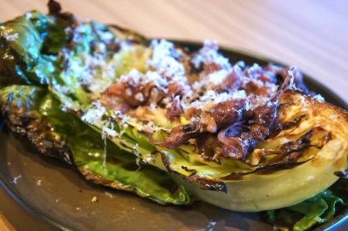 3/7（周六）

早上好。
这位是 Kitchen Yellow 的 Abe，你一定很熟悉他，他就是年底的那个人。

春天是我们翘首以盼的季节。
你们都好吗？

三月是离别的季节。
在 Kiiro，我们正在珍惜与即将毕业的员工们共度的美好时光。
安倍到处乱跑。
我感到孤独，又感到快乐，浑身酥麻。
这是安倍，他总是很忙。

我们非常感谢团体、告别派对和私人派对的咨询，但由于本店规模较小，我们不接受预订。
请尽快完成☝️

现在是三月，但我们正逐渐迈向春天。
菜单也已公布，请查看。
谢谢👀

今天的推荐是

烤春甘蓝
萤火虫鱿鱼配凤尾鱼黄油酱🥬

外皮脆嫩的甜嫩春卷心菜
内部是微烤的
用萤火鱿和自制凤尾鱼黄油制成的浓稠酱汁。

去年爆红的最佳葡萄酒伴侣又回来了。

请看看，试试看🤤

今天的意面换了，不过我们待会儿再吃🫶

感谢您今天一如既往的支持😊❗️

#kitchenkiiro #Kawaguchi #Bistro #Restaurant #NaturalWine