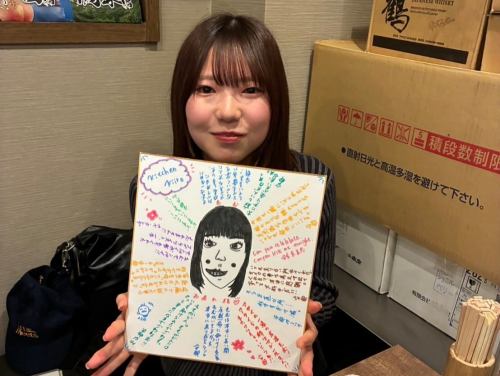 【感謝】

今からお休みの方もお目覚めの方もこんばんは。
真夜中のしわくちゃおじさんでお馴染みの
キッチンキイロ安部です。しわしわ〜

バッタバタのまま迎えました年度末。
ここキイロでもスタッフのもむとおすずが
先日無事に卒業を迎えました。

もむは大学1年生から卒業まで3年半頑張ってくれました。
働き始めた当初はお店も安部も体制も整っておらず
もむには沢山迷惑をかけてしまったと思います。

それでも辞めずにいてくれて
一緒にへとへとになるまで鬼の締め作業をしたり
下らない話で笑い合ったり
とても沢山の時間をキイロで過ごしてくれました。
沢山助けてくれて本当にありがとう。

おすずは1年間という期間だったけれども
色んなプレッシャーの中周りに迷惑をかけないよう
一生懸命努力してとてつもないスピードで仕事を覚えて
くれました。
自分を中々上手く表現出来ない不器用なおすずだけど
いつも周りに気を遣っている優しい奴なのは皆わかっていたよ。
沢山助けられました。ありがとう。

そしてお客様皆様、2人の成長を温かく見守って頂き
ありがとうございました。

スタッフの皆やお客様、周りの人達に支えられ
毎日営業出来ている事を噛み締めつつ
さらに良い時間をお過ごし頂けるよう
より一層精進して参りますので
来年度もどうぞよろしくお願い致します🙇‍♂️

kitchen kiiro
安部

#kitchenkiiro #川口 #ビストロ #ナチュールワイン #スタッフ卒業