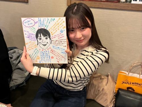 【感謝】

今からお休みの方もお目覚めの方もこんばんは。
真夜中のしわくちゃおじさんでお馴染みの
キッチンキイロ安部です。しわしわ〜

バッタバタのまま迎えました年度末。
ここキイロでもスタッフのもむとおすずが
先日無事に卒業を迎えました。

もむは大学1年生から卒業まで3年半頑張ってくれました。
働き始めた当初はお店も安部も体制も整っておらず
もむには沢山迷惑をかけてしまったと思います。

それでも辞めずにいてくれて
一緒にへとへとになるまで鬼の締め作業をしたり
下らない話で笑い合ったり
とても沢山の時間をキイロで過ごしてくれました。
沢山助けてくれて本当にありがとう。

おすずは1年間という期間だったけれども
色んなプレッシャーの中周りに迷惑をかけないよう
一生懸命努力してとてつもないスピードで仕事を覚えて
くれました。
自分を中々上手く表現出来ない不器用なおすずだけど
いつも周りに気を遣っている優しい奴なのは皆わかっていたよ。
沢山助けられました。ありがとう。

そしてお客様皆様、2人の成長を温かく見守って頂き
ありがとうございました。

スタッフの皆やお客様、周りの人達に支えられ
毎日営業出来ている事を噛み締めつつ
さらに良い時間をお過ごし頂けるよう
より一層精進して参りますので
来年度もどうぞよろしくお願い致します🙇‍♂️

kitchen kiiro
安部

#kitchenkiiro #川口 #ビストロ #ナチュールワイン #スタッフ卒業