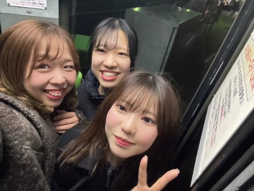 【感謝】

今からお休みの方もお目覚めの方もこんばんは。
真夜中のしわくちゃおじさんでお馴染みの
キッチンキイロ安部です。しわしわ〜

バッタバタのまま迎えました年度末。
ここキイロでもスタッフのもむとおすずが
先日無事に卒業を迎えました。

もむは大学1年生から卒業まで3年半頑張ってくれました。
働き始めた当初はお店も安部も体制も整っておらず
もむには沢山迷惑をかけてしまったと思います。

それでも辞めずにいてくれて
一緒にへとへとになるまで鬼の締め作業をしたり
下らない話で笑い合ったり
とても沢山の時間をキイロで過ごしてくれました。
沢山助けてくれて本当にありがとう。

おすずは1年間という期間だったけれども
色んなプレッシャーの中周りに迷惑をかけないよう
一生懸命努力してとてつもないスピードで仕事を覚えて
くれました。
自分を中々上手く表現出来ない不器用なおすずだけど
いつも周りに気を遣っている優しい奴なのは皆わかっていたよ。
沢山助けられました。ありがとう。

そしてお客様皆様、2人の成長を温かく見守って頂き
ありがとうございました。

スタッフの皆やお客様、周りの人達に支えられ
毎日営業出来ている事を噛み締めつつ
さらに良い時間をお過ごし頂けるよう
より一層精進して参りますので
来年度もどうぞよろしくお願い致します🙇‍♂️

kitchen kiiro
安部

#kitchenkiiro #川口 #ビストロ #ナチュールワイン #スタッフ卒業