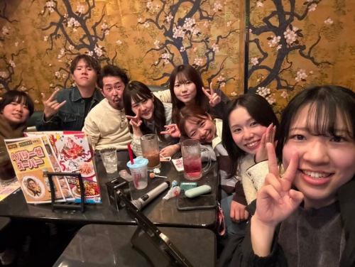 【감사】

지금부터 쉬는 분도 눈을 뜨는 분도 안녕하세요.
한밤중의 구겨진 삼촌으로 친숙한
주방 키이로 아베입니다.주름~

메뚜기 그대로 맞이한 연도말.
여기 키이로라도 스탭의 모무스와 스즈가
요 전날 무사히 졸업을 맞이했습니다.

모무는 대학 1학년부터 졸업까지 3년 반 노력해 주었습니다.
일하기 시작한 당초에는 가게도 아베도 체제도 갖추어지지 않았다.
벌레에는 많은 폐를 끼쳤다고 생각합니다.

그래도 그만두지 마라.
함께 에로가 될 때까지 악마의 조임 작업을 하거나
내리지 않는 이야기로 웃거나
매우 많은 시간을 키로로 보냈습니다.
많은 도움을 주셔서 감사합니다.

스즈는 1 년이라는 기간이었지만
여러 압박의 가운데 주위에 짜증나지 않도록
열심히 노력하고 엄청난 속도로 일을 기억하십시오.
줬어.
자신을 꽤 잘 표현할 수없는 서투른 주석이지만
항상 주위에 신경쓰고 있는 상냥한 놈인 것은 모두 알고 있었어.
많은 도움이되었습니다.감사합니다.

그리고 고객 여러분, 두 사람의 성장을 따뜻하게 지켜 주시기 바랍니다.
고마워요.

모든 직원과 고객, 주변 사람들에게 지원됩니다.
매일 영업 할 수있는 일을 씹고
더 좋은 시간을 보낼 수 있도록
한층 더 정진해 가기 때문에
내년도 잘 부탁드립니다 🙇‍♂️

kitchen kiiro
아베

#kitchenkiiro #카와구치 #비스트로 #나츄르 와인 #스탭 졸업