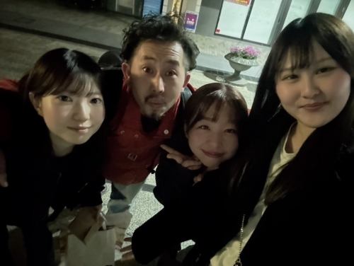 【감사】

지금부터 쉬는 분도 눈을 뜨는 분도 안녕하세요.
한밤중의 구겨진 삼촌으로 친숙한
주방 키이로 아베입니다.주름~

메뚜기 그대로 맞이한 연도말.
여기 키이로라도 스탭의 모무스와 스즈가
요 전날 무사히 졸업을 맞이했습니다.

모무는 대학 1학년부터 졸업까지 3년 반 노력해 주었습니다.
일하기 시작한 당초에는 가게도 아베도 체제도 갖추어지지 않았다.
벌레에는 많은 폐를 끼쳤다고 생각합니다.

그래도 그만두지 마라.
함께 에로가 될 때까지 악마의 조임 작업을 하거나
내리지 않는 이야기로 웃거나
매우 많은 시간을 키로로 보냈습니다.
많은 도움을 주셔서 감사합니다.

스즈는 1 년이라는 기간이었지만
여러 압박의 가운데 주위에 짜증나지 않도록
열심히 노력하고 엄청난 속도로 일을 기억하십시오.
줬어.
자신을 꽤 잘 표현할 수없는 서투른 주석이지만
항상 주위에 신경쓰고 있는 상냥한 놈인 것은 모두 알고 있었어.
많은 도움이되었습니다.감사합니다.

그리고 고객 여러분, 두 사람의 성장을 따뜻하게 지켜 주시기 바랍니다.
고마워요.

모든 직원과 고객, 주변 사람들에게 지원됩니다.
매일 영업 할 수있는 일을 씹고
더 좋은 시간을 보낼 수 있도록
한층 더 정진해 가기 때문에
내년도 잘 부탁드립니다 🙇‍♂️

kitchen kiiro
아베

#kitchenkiiro #카와구치 #비스트로 #나츄르 와인 #스탭 졸업