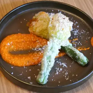 花ズッキーニのフリット ロメスコソース