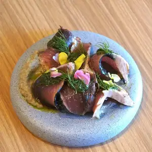 カツオのカルパッチョ 焼きナスのピュレとサルサヴェルデ