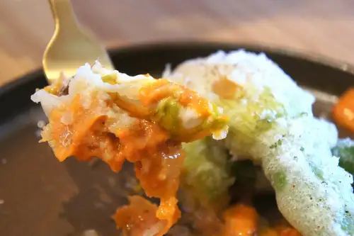 7月7日（星期二）

早上好。
这是 Kitchen Kiiro 的 Abe，也被称为川口的牛郎。
我的昵称是希科尼亚。
对不起，那都是谎言。

所以，这周天气不太好。
天气依然如此，希望你们一切都好。

我想很多人因为世界杯而每天睡眠不足。
我偶尔也会看。

目睹一位传奇球星离开的景象
这真的很令人感动。

我想知道舍甫琴科最近在忙些什么。

在思考这些事情的时候
Abe Chenko今天在菜单上新增了一道菜品。
请查看！🆕

“炸西葫芦花配罗马斯科酱🌷”

时令西葫芦花只需搭配水牛芝士即可食用。
馅料包括水牛芝士和凤尾鱼
非常适合做酥脆的油炸食品。

烤甜椒的香气和烤大蒜的味道
加入大量令人垂涎的罗马斯科酱
请用葡萄酒送服。

我不确定我能不能坚持到七月底。
我或其他人

不过，他的出场时间会很短暂。
请试试吧！🤤

我们期待今天见到您！
我们期待见到你！😊❗️

#kitchenkiiro #Kawaguchi #bistro #naturalwine #restaurant
