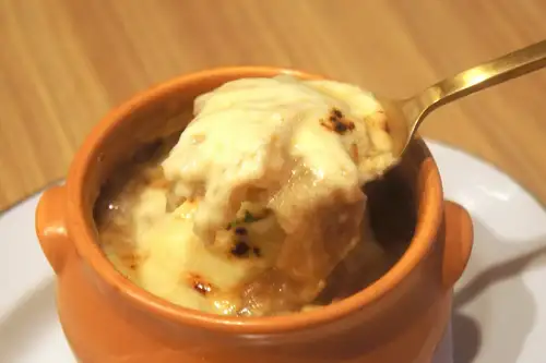 10/4(周日)
早上好。
这是 Kitchen Kiiro Abe,一位更喜欢去爱而不是被爱的老人。
我很好奇为什么老人说这句话听起来有点吓人。
这与年龄无关,而是与脸有关。是脸。这是基因问题吗?
如果我是堂本或刚,就不会有问题了吗?
如果是多摩和浩一就更好了。
无论醒着还是睡着,我满脑子想的都是安倍。
今天我也会尽我所能。
感谢大家的支持,我们今天庆祝成立四周年。
我还是个新人,但我会在第五年也全力以赴。
我来简单介绍一下。感谢您一直以来的惠顾。
非常感谢。
所以,最近天气越来越凉了。
今天的话题非常适合即将到来的季节。
“Kiiro的洋葱焗汤🍲”现已加入菜单🆕
用鸡汤(fond de volaille)熬制的清淡汤品
甜焦糖洋葱
浸透了三种奶酪和汤汁的法棍面包。
原本打算作为开胃菜的菜肴,现在却成了主菜。
一道暖心的洋葱焗汤🧅
请大家一起享用,对着它吹气降温!🌬️
我们期待今天见到您!
我们期待见到你!😊❗️
#kitchenkiiro #Kawaguchi #bistro #naturalwine #restaurant