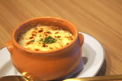 10/4(周日)
早上好。
这是 Kitchen Kiiro Abe,一位更喜欢去爱而不是被爱的老人。
我很好奇为什么老人说这句话听起来有点吓人。
这与年龄无关,而是与脸有关。是脸。这是基因问题吗?
如果我是堂本或刚,就不会有问题了吗?
如果是多摩和浩一就更好了。
无论醒着还是睡着,我满脑子想的都是安倍。
今天我也会尽我所能。
感谢大家的支持,我们今天庆祝成立四周年。
我还是个新人,但我会在第五年也全力以赴。
我来简单介绍一下。感谢您一直以来的惠顾。
非常感谢。
所以,最近天气越来越凉了。
今天的话题非常适合即将到来的季节。
“Kiiro的洋葱焗汤🍲”现已加入菜单🆕
用鸡汤(fond de volaille)熬制的清淡汤品
甜焦糖洋葱
浸透了三种奶酪和汤汁的法棍面包。
原本打算作为开胃菜的菜肴,现在却成了主菜。
一道暖心的洋葱焗汤🧅
请大家一起享用,对着它吹气降温!🌬️
我们期待今天见到您!
我们期待见到你!😊❗️
#kitchenkiiro #Kawaguchi #bistro #naturalwine #restaurant