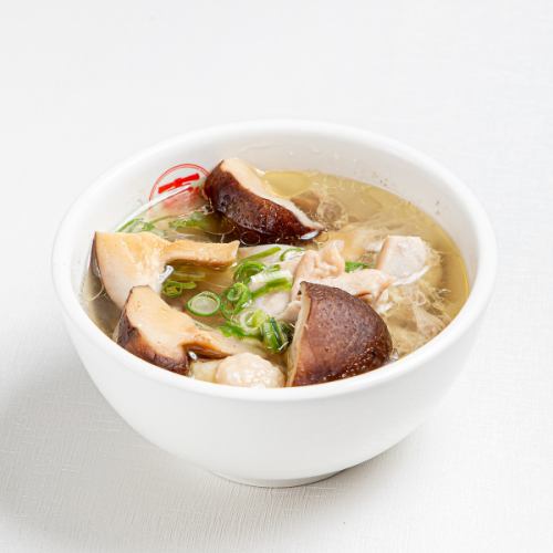 リピート必至の満足感◆椎茸の特有の風味がスープに広がる≪椎茸蒸し鶏　350円(税込)≫