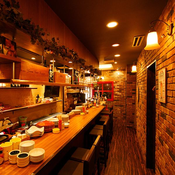【臨場感たっぷりの人気カウンター席】目の前で調理の香りや音を感じながら、シェフとの会話も楽しめる特等席。一人飲みやデートにもぴったりな温かい雰囲気が魅力です。レンガ壁に囲まれたヨーロピアンバルで、グラスを傾けながら贅沢な時間をどうぞ。