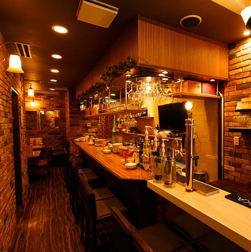 【1F】カウンターでのデートも◎ぐっと距離が縮まります♪1階のカウンター席は、お一人様やデートに人気。スタッフとの会話も楽しめる距離感で、気取らずに過ごせる居心地の良さが魅力です。お酒を片手にゆったりと過ごす時間は、まさに大人の隠れ家のよう。