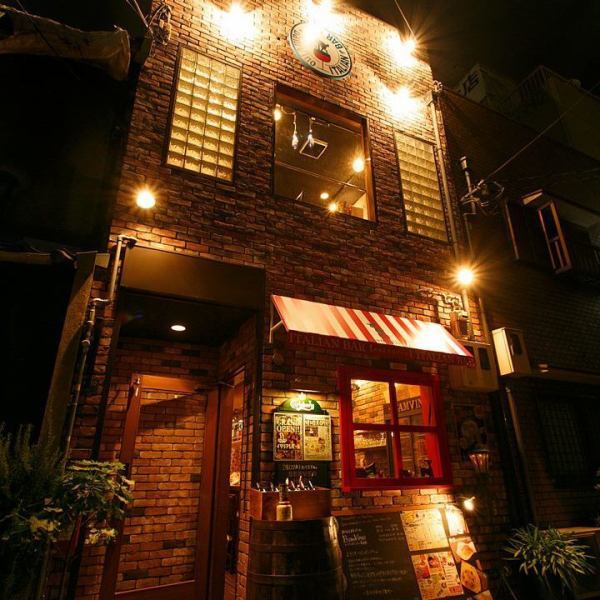 【大正駅徒歩すぐ★】レンガ造りの外観が目印のヨーロピアンバル。2名様から気軽に利用でき、最大30名様までの宴会にも対応！2階は貸切OKで、プロジェクター・音響設備も完備。仕事帰りの飲み会から女子会、特別な記念日まで幅広くご利用いただけます。