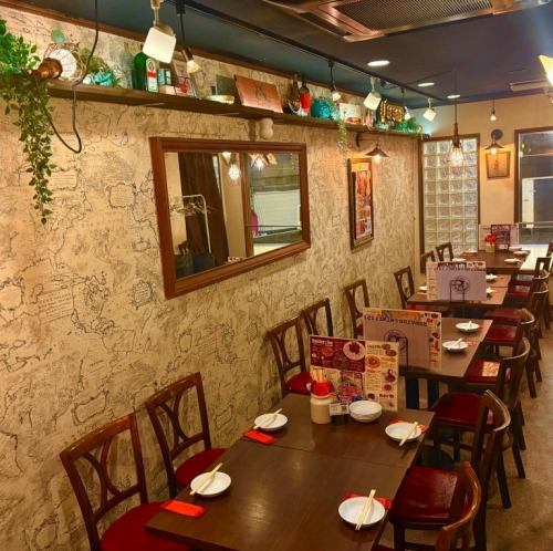 【2F】4名×4卓、6名×1卓♪2階は4名席・6名席を中心に構成され、少人数から中規模の宴会まで柔軟に対応可能。ゆったり落ち着ける空間で、仲間との食事や女子会、家族でのディナーにもおすすめ。ほどよい距離感で会話も弾む、居心地の良いフロアです。