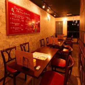 【2F】4名×4卓、6名×1卓♪木の温もりを感じるテーブル席は、食事をゆっくり楽しみたい方にぴったり。料理を囲みながら会話を楽しめる落ち着いた雰囲気で、デートやお仕事帰りの食事にも最適。リラックスして過ごせる癒しの空間です。