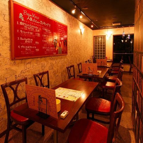 【2F】4名×4卓、6名×1卓♪木の温もりを感じるテーブル席は、食事をゆっくり楽しみたい方にぴったり。料理を囲みながら会話を楽しめる落ち着いた雰囲気で、デートやお仕事帰りの食事にも最適。リラックスして過ごせる癒しの空間です。