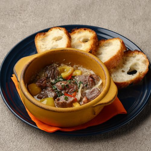 牛タンのアヒージョ