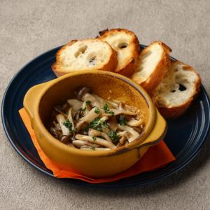 色々キノコのアヒージョ