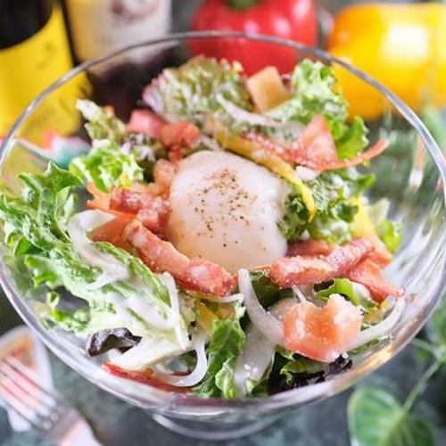 ベーコンと温玉のシーザーサラダ