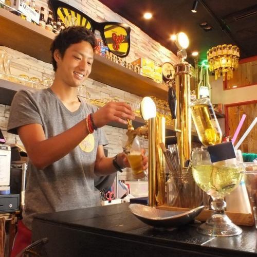 スタッフが元気に注ぐ一杯♪心を込めたドリンクで乾杯！