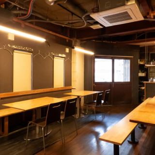 【餐桌座位】適合公司宴會、大型聚會，溫馨的餐桌增強用餐的享受，營造輕鬆愉快的交談氣氛。我們與參與者之間保持著完美的距離，讓您可以在這些座位上享受特別的時光，在這裡您可以一邊喝飲料，一邊盡情交談和享受美味佳餚！