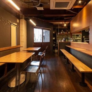 [餐桌座位] 這是公司宴會、小型同學會等場合的推薦座位。這裡有各種各樣的菜單和套餐可供您享用小吃與酒的搭配，其中的魅力之一就是廚師會提出當天的推薦！
