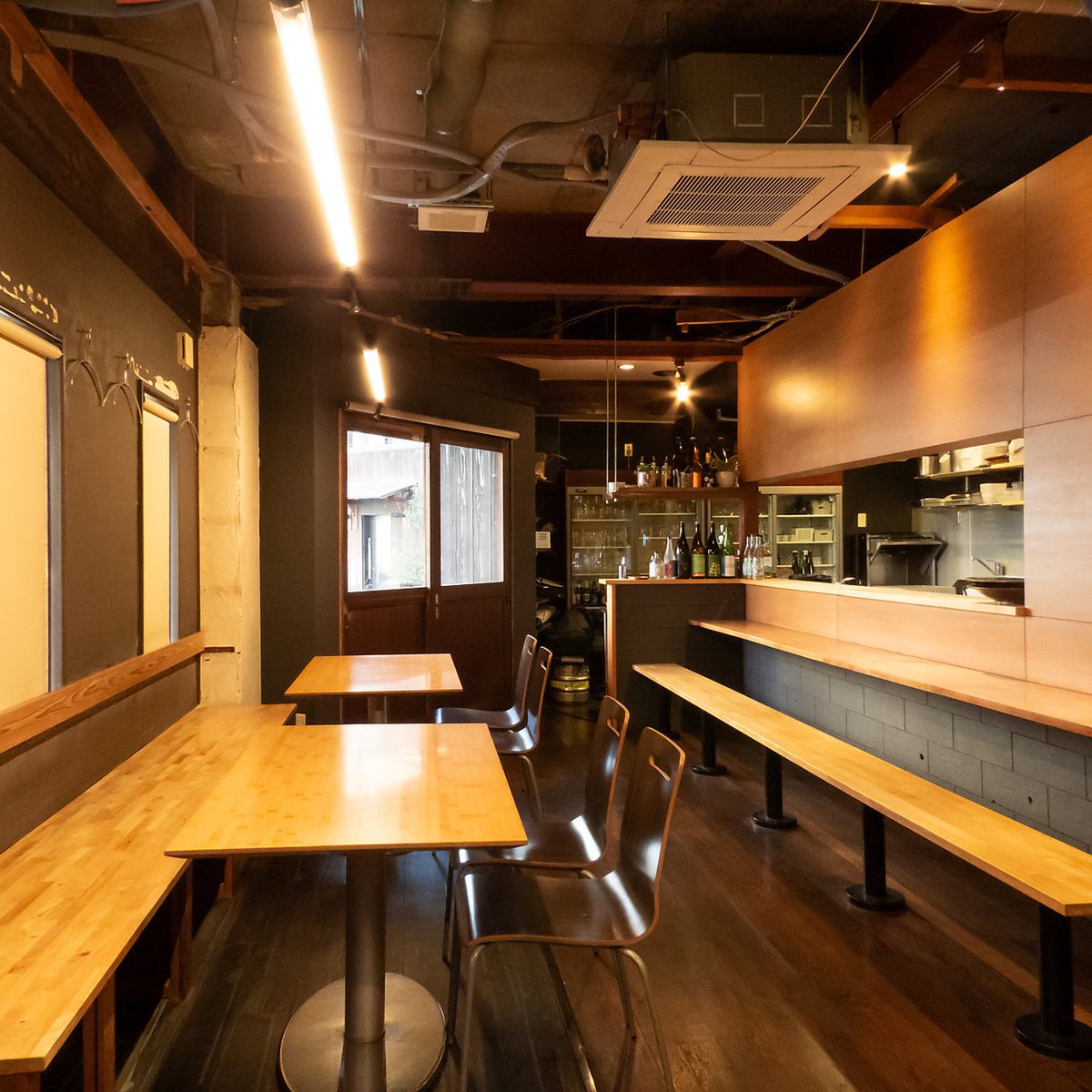 温かみのある店内はノスタルジックな雰囲気が漂う落ち着く空間。