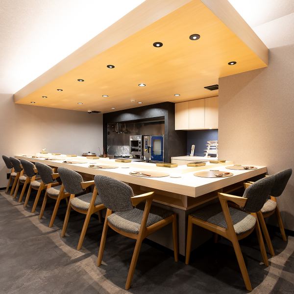 モダンで落ち着いたムードが漂う店内はゆったりとお食事の時間を過ごすのに最適な空間です。洗練された内装と柔らかな照明が非日常的な贅沢さを演出し、特別な集まりを華やかに彩ります。完全予約制のため、周囲を気にせず安心してお過ごしいただけるのも魅力。スタッフの細やかなおもてなしと共に、至福のひと時をどうぞ。