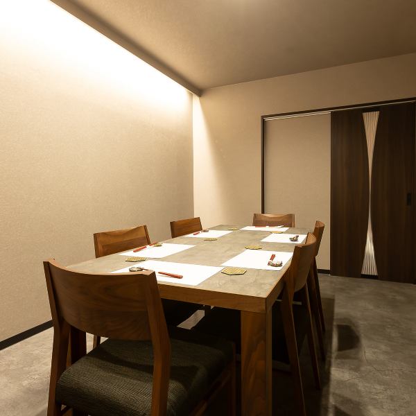 少人数での利用に最適なカウンター席や、程よい距離感のあるテーブル席をご用意。静かで落ち着いた雰囲気が自慢で、会話を楽しみながら食事ができる心地よい空間を整えています。完全予約制だからこそ叶う、お客様一人ひとりに合わせた丁寧なサービスも魅力のひとつ。プライベートを重視した個室的な安心感もご提供します◎