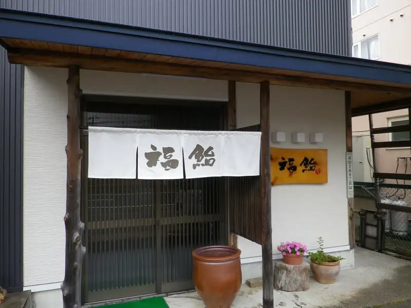 51年続く老舗の3代目店主。本州の材料で使った重みのあるお店。味にうるさい年配も好んで訪れる。