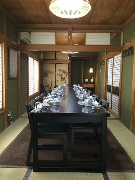 右手カウンター。たてに長く落ち着くテーブル席。市内ではめずらしい江戸間風の内装。格調高い和の雰囲気が心地よい。