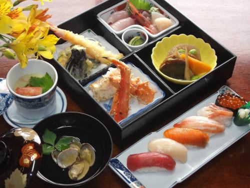 寿司御膳B 出前価格7600円より。店内価格7800円より。 要予約