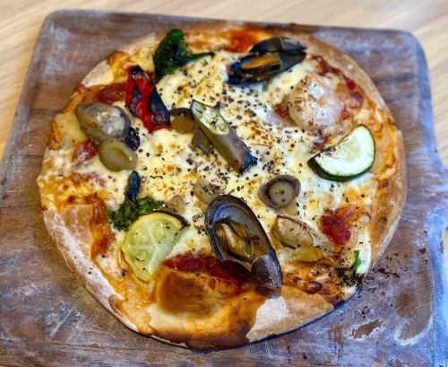 Pizza with plenty of seafood and vegetables