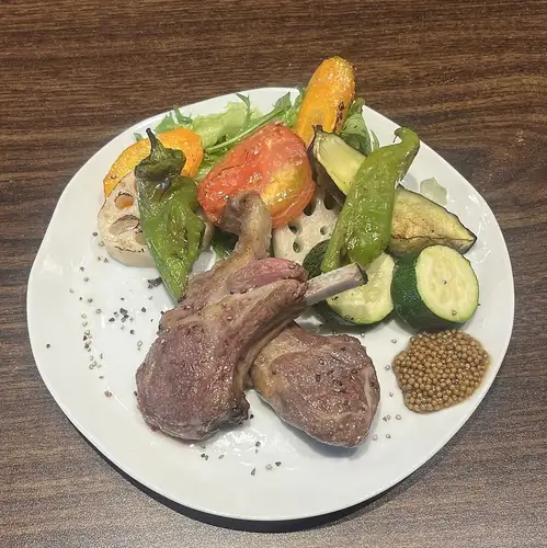 骨付き仔羊のグリルーロースト夏野菜添えー