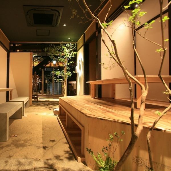 【1F】5名様までご利用いただけるテーブル席を2卓ご用意いたしております。ご友人やご家族様とのお食事に最適です。旬の食材を使用した前菜、アラカルト、パスタ、メイン、ドルチェなど、豊富にご用意した和の職人が作る絶品のイタリアンをごゆっくりとお召し上がりください。