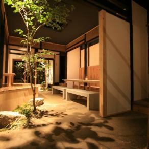 【1F】5名様までご利用いただけるテーブル席を2卓ご用意いたしております。ご友人やご家族様とのお食事に最適です。旬の食材を使用した前菜、アラカルト、パスタ、メイン、ドルチェなど、豊富にご用意した和の職人が作る絶品のイタリアンをごゆっくりとお召し上がりください。