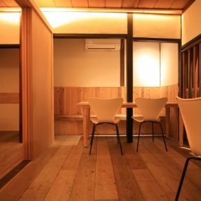 【2F】テーブルのレイアウトを変える事で16名様までご利用いただけるお席をご用意する事が可能です。大人数の女子会やママ会などに是非ご利用ください。日常とはちょっと離れた贅沢な空間と絶品のお料理をごゆっくりとご堪能ください。お食事後のドルチェもおすすめです。
