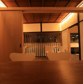【2F】2階にもカウンター席をご用意いたしております。大切な方と肩を並べてお食事をお楽しみいただく場として最適です。女性のお客様に喜んでいただける様、「頭島の牡蠣アヒージョ」や「カッサータ」など見た目も綺麗なお料理やドルチェを種類豊富にご用意いたしております。