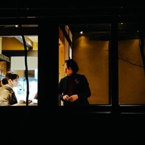 【1F】最大で約24名様までご利用が可能なフロア貸切のご対応を承っております。会社での歓送迎会やイベントの打ち上げ、団体で観光にお越しのお客様のご宴会などに最適です。ご宴会に最適なコースは追加料金で飲み放題をお付けする事も可能ですので、お気軽にご相談ください。