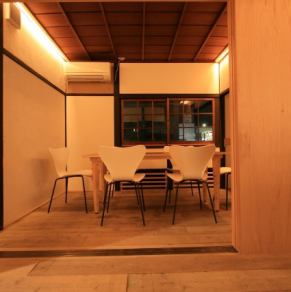 【2F】8名様までご利用いただける半個室のテーブル席を1卓ご用意いたしております。少人数の歓送迎会や会社での接待、ご友人のお誕生日会などに最適です。当店の自慢料理「自家製ローストビーフ」をメインにお隣を気にすることなく、素敵なご宴会をお楽しみください。