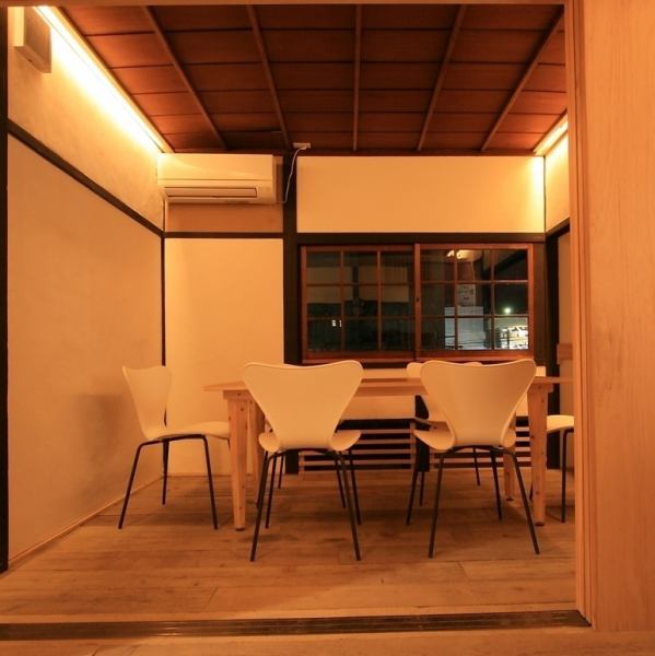 Our restaurant is a fully renovated private house built in 1926, and uses burnt cedar and plaster unique to Kurashiki to create a calming atmosphere. Lunch is bright with natural light, and dinner is a relaxing space illuminated by downlights.Enjoy the luxurious space created by a gardener, filled with real trees and plants.