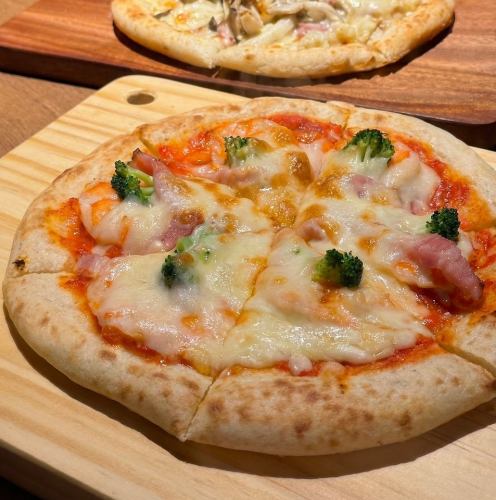 海老とブロッコリーのトマトピッツァ